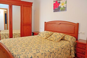 3 bedrooms, iron/ironing board, bed sheets