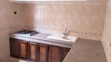 Villa Familiale, 3 chambres | Cuisine privée | Réfrigérateur, micro-ondes, four, plaque de cuisson