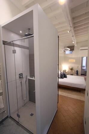 Regadera, regadera tipo lluvia, amenidades de baño de diseñador