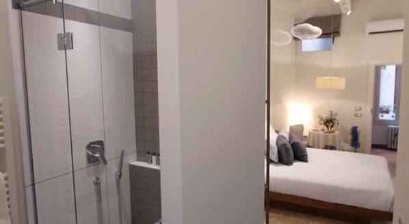 1 bedroom, Egyptian cotton sheets, premium bedding, down duvets
