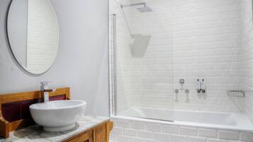 Family Room | Bathroom | Free toiletries, hair dryer, towels