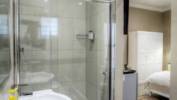 Double Room | Bathroom | Free toiletries, hair dryer, towels