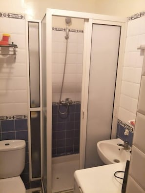 Apartamento Deluxe, 2 habitaciones | Baño | Ducha, cabezal de ducha tipo lluvia y toallas