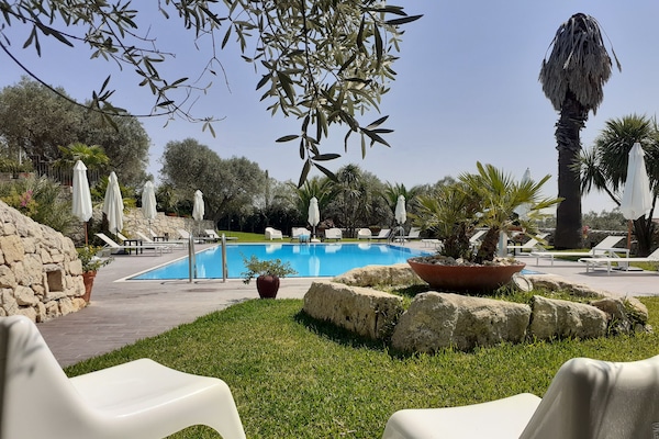 Piscina stagionale all'aperto, lettini