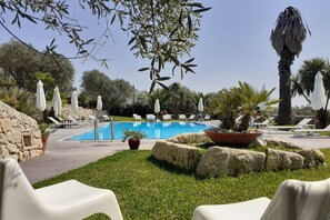 Außenpool (je nach Saison geöffnet), Liegestühle