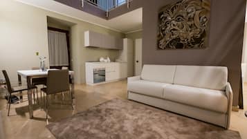 Superior Suite, Pool Access, Garden View | Living area