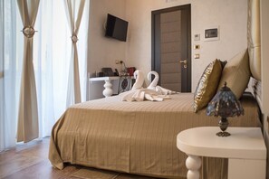 Minibar, in-room safe, individually furnished, desk - Lighthouse Suites Trastevere (Rome)
