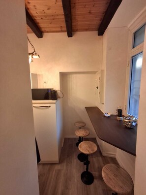 Suite Junior | Cuisine privée | Réfrigérateur dans l'espace commun, machine à expresso