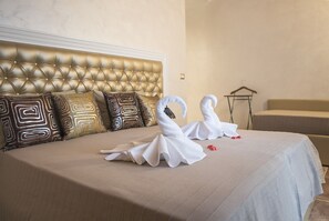 Minibar, in-room safe, individually furnished, desk - Lighthouse Suites Trastevere (Rome)