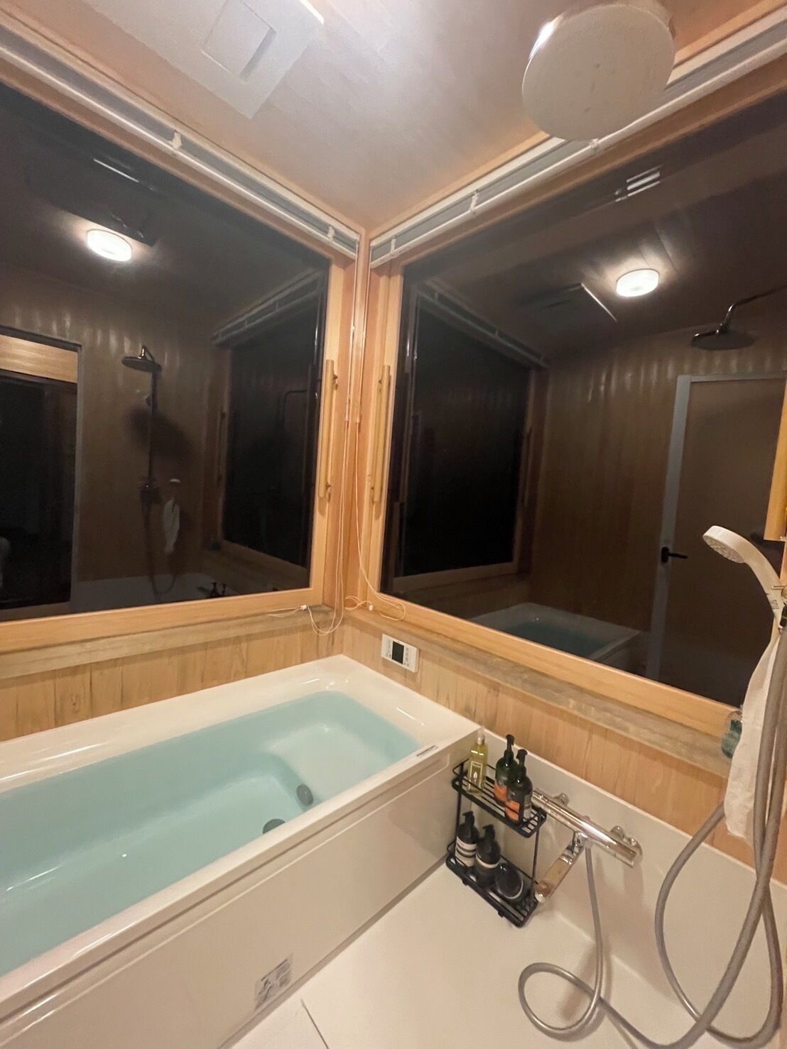 ペット同宿 屋内露天風呂付 戸建てタイプ２LDKコテージ | バスルーム | 個別の浴槽とシャワー、バスアメニティ (無料)、ヘアドライヤー、スリッパ