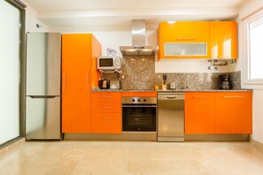 Een koelkast, een microgolfoven, een oven, een vaatwasser