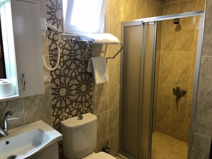 Standard Quadruple Room | Bathroom