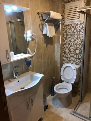 Habitación individual clásica, no fumadores | Servicios del cuarto de baño | Ducha, secador de pelo, zapatillas y toallas