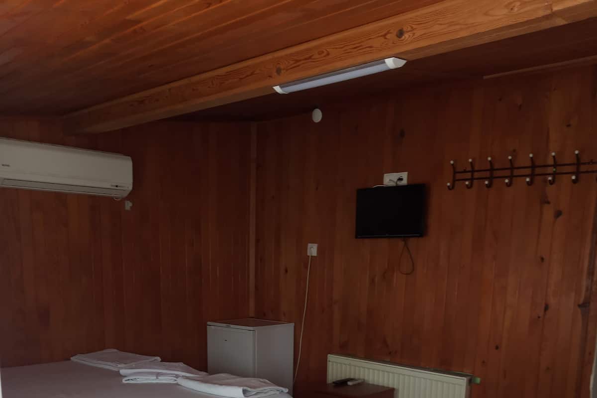 Standardværelse | Arbejdsområde til bærbare computere, gratis Wi-Fi, sengetøj