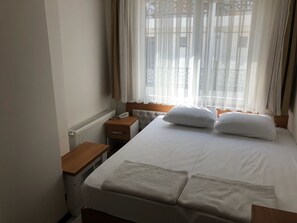 Quarto casal standard | Espaço de trabalho para notebook, Wi-Fi de cortesia, roupa de cama