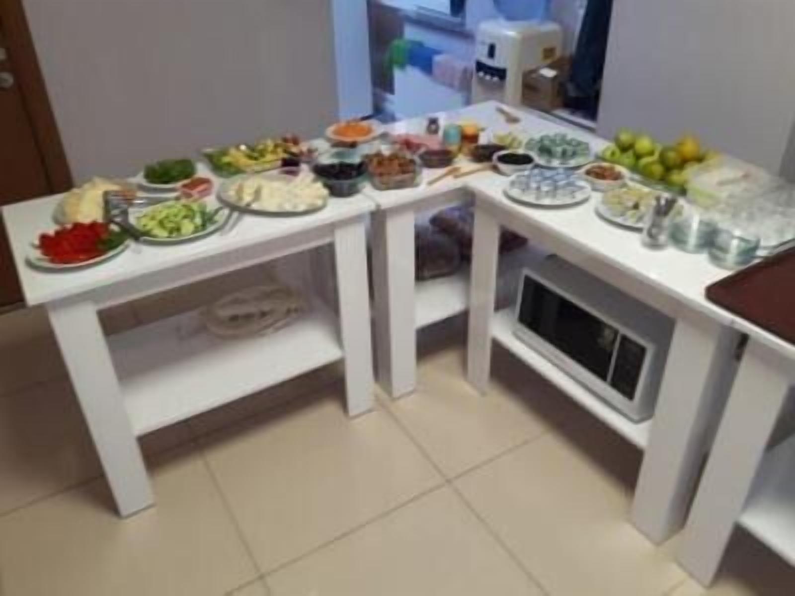 Una mesa de comedor con diversos platos y condimentos.