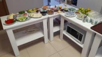 Una mesa de comedor con diversos platos y condimentos.