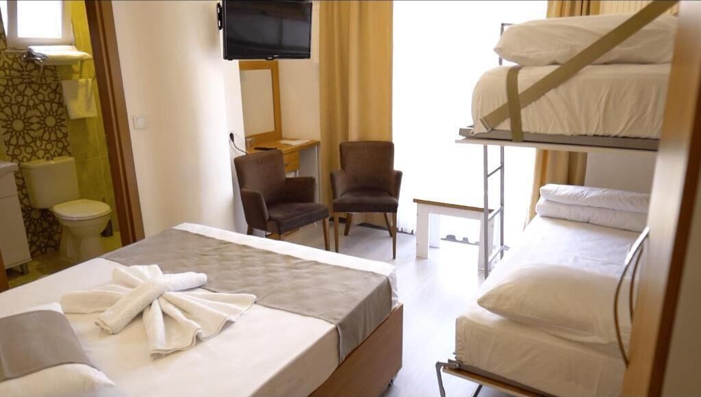 Espacio para trabajar con laptop, wifi gratis y ropa de cama 