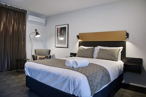 Executive Double Room, 1 Queen Bed | Premium bedding, pillowtop beds, blackout drapes, iron/ironing board - CBD Motor Inn (Coffs Harbour)