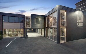 Front of property – evening/night - CBD Motor Inn (Coffs Harbour)