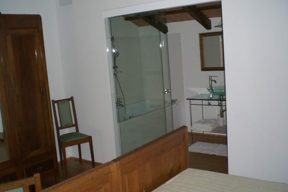 Bathroom | Shower, free toiletries, bidet, towels