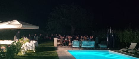 Una piscina al aire libre de temporada, sombrillas, tumbonas