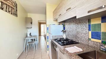 Appartement, terras, uitzicht op zee | Privékitchenette | Een koelkast, een microgolfoven, een kookplaat, een vaatwasser