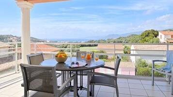 2 kamar tidur dan didekorasi berbeda-beda