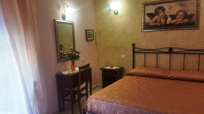 Habitación doble estándar, 1 cama matrimonial, para no fumadores, baño privado (External) | Ropa de cama de alta calidad y edredón 