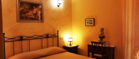 أغطية فراش متميزة وألحفة محشوة بالريش وخزنة داخل الغرفة ومكتب