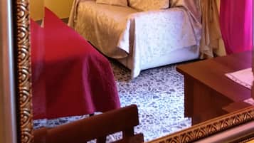 Kamar Double Standar, 1 Tempat Tidur Double, Bebas Asap Rokok, kamar mandi pribadi (External) | Seprai premium, selimut bulu angsa, brankas, dan meja kerja