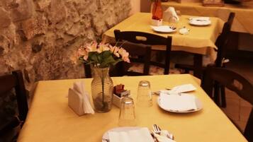 Café da manhã com buffet grátis todos os dias