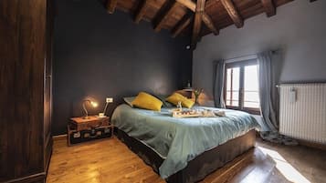 Camera Superior | Una scrivania, ferro/asse da stiro, Wi-Fi gratuito, lenzuola