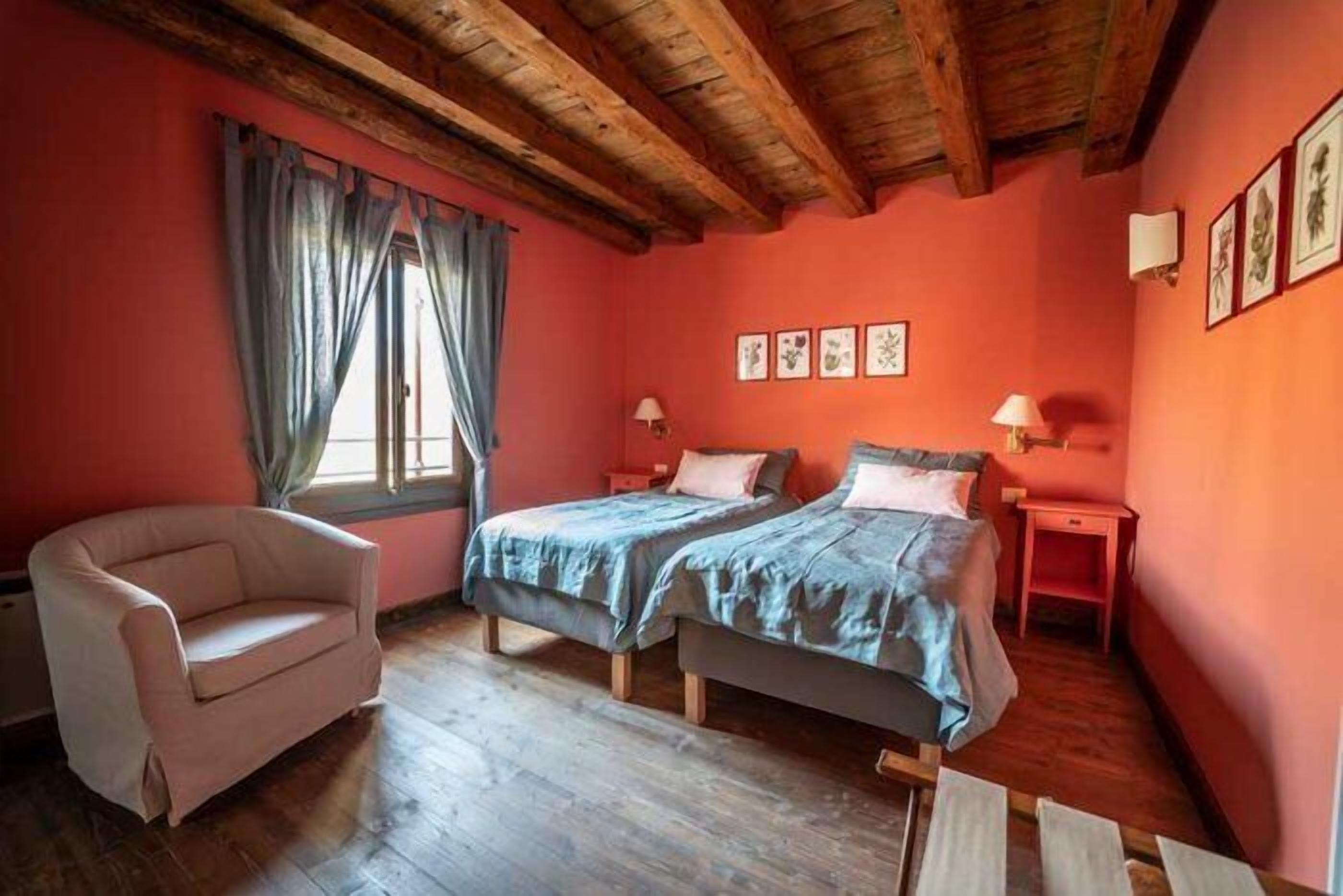 Habitació amb dos llits individuals estàndard | Escriptori, wifi gratuïta i roba de llit 