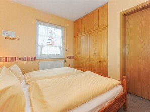 2 Schlafzimmer, Reisekinderbett