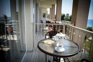 Standard Double Room | Bathroom | Shower, free toiletries, hair dryer, towels - Crown Hotel (Kassandra)