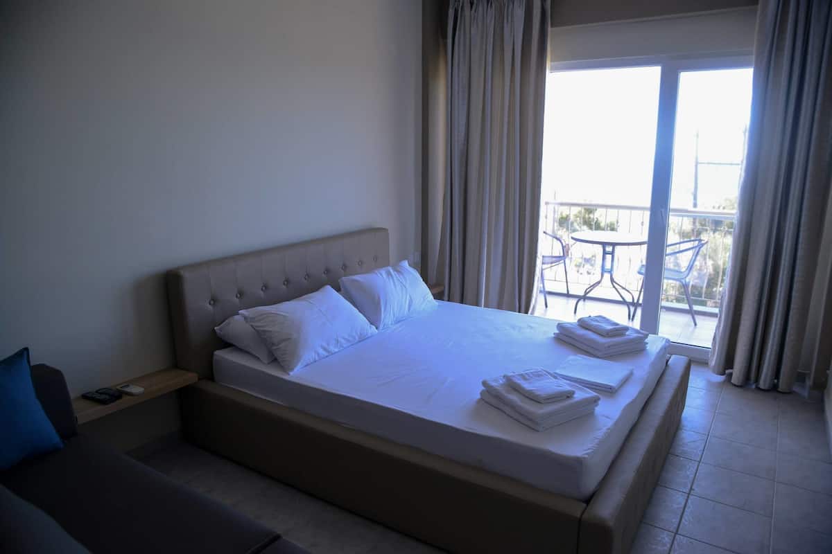 Studio, Sea View | Soundproofing, iron/ironing board, cots/infant beds, rollaway beds