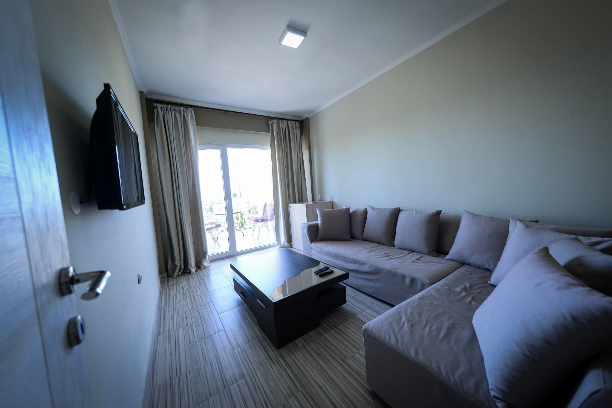 Departamento, 2 habitaciones | Sala de estar | Televisión de pantalla plana 