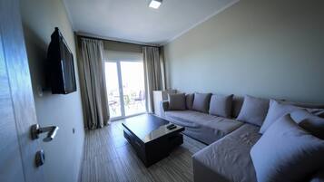 Departamento, 2 habitaciones | Sala de estar | Televisión de pantalla plana