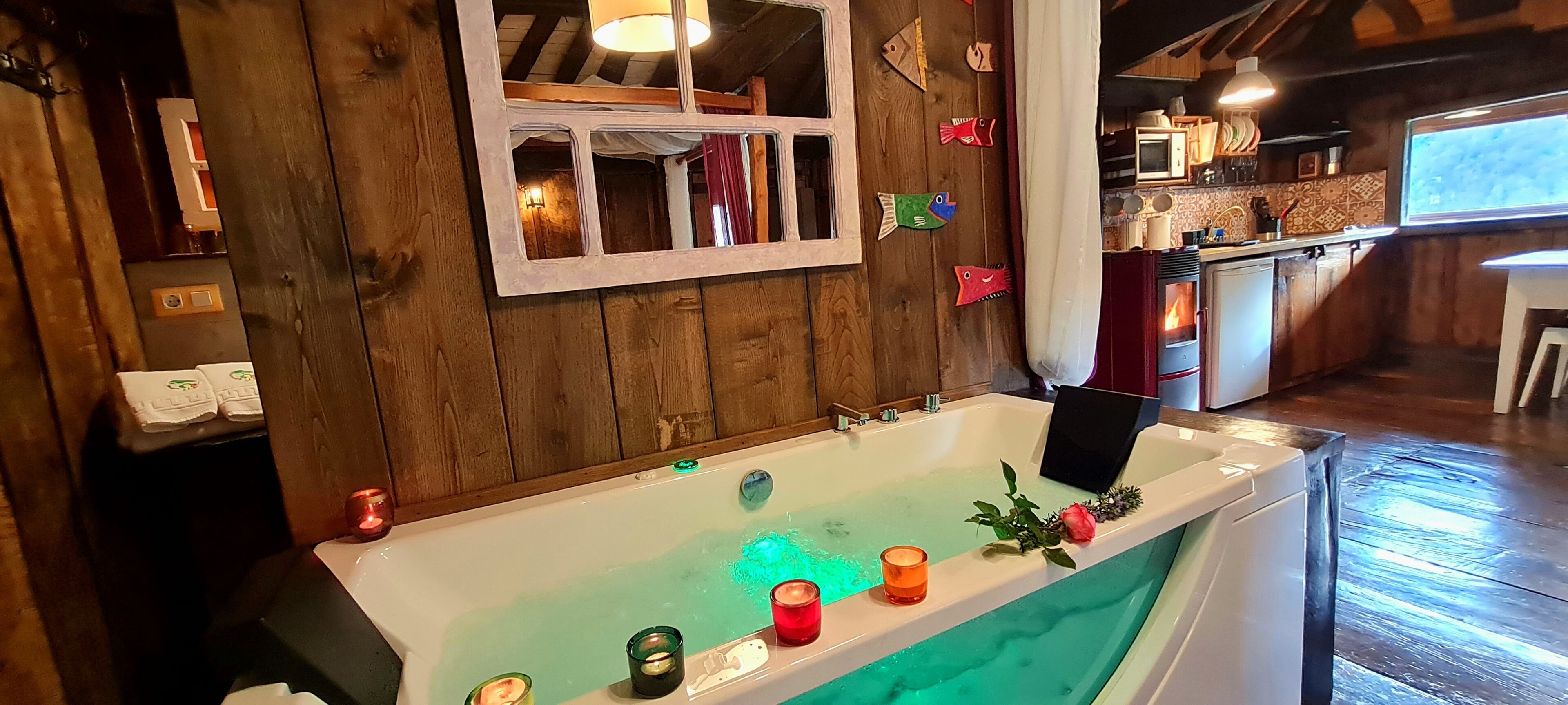 Deluxe Loft, Jetted Tub | Premium bedding, laptop workspace, iron/ironing board, free WiFi