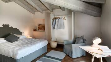 Trang trí khác biệt, trang bị nội thất với thiết kế riêng biệt, bàn