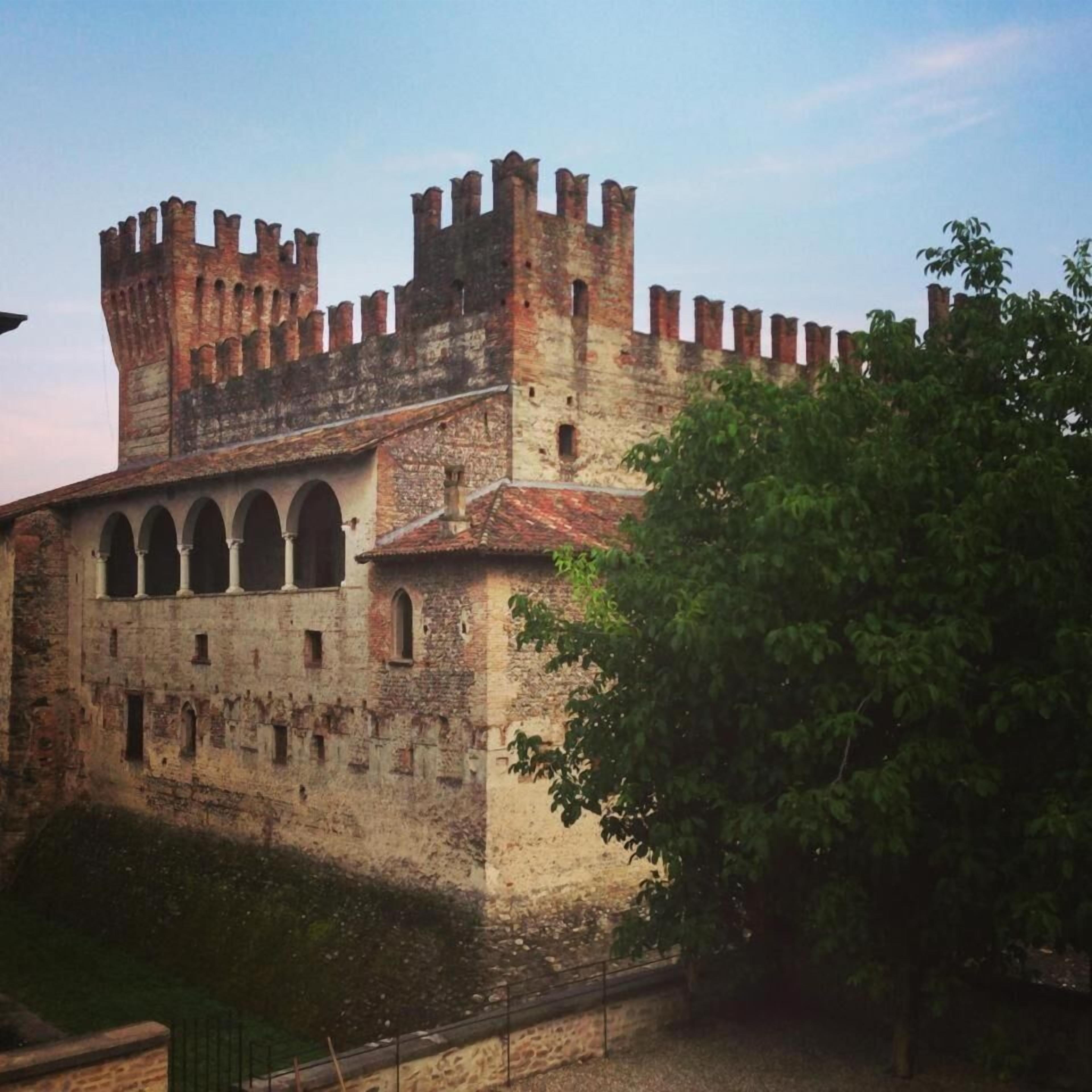 Un castillo histórico con múltiples torres y ventanas de arco.