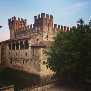 A historic castle with multiple towers and arched windows. - Oryza B&B-Ristorante (Desana)