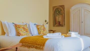 Chambre Familiale, 2 chambres | 1 chambre, literie de qualité supérieure, décoration personnalisée