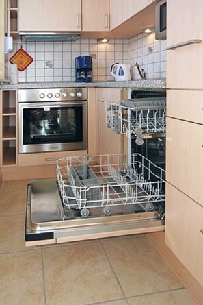 Kühlschrank, Mikrowelle, Ofen, Geschirrspüler