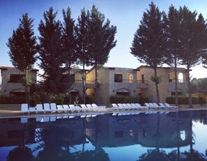 Bungalow, Poolside | Soundproofing, free cribs/infant beds, rollaway beds, free WiFi