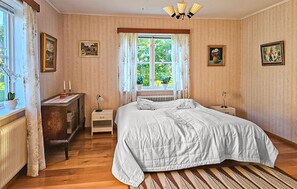2 bedrooms, travel crib