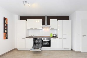 Kühlschrank, Mikrowelle, Ofen, Geschirrspüler