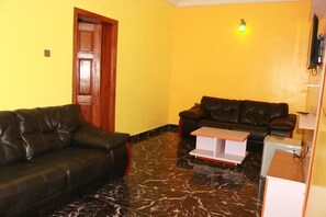 Suíte executiva | Área de estar | TV de tela plana 32 polegadas com canais a cabo, TV