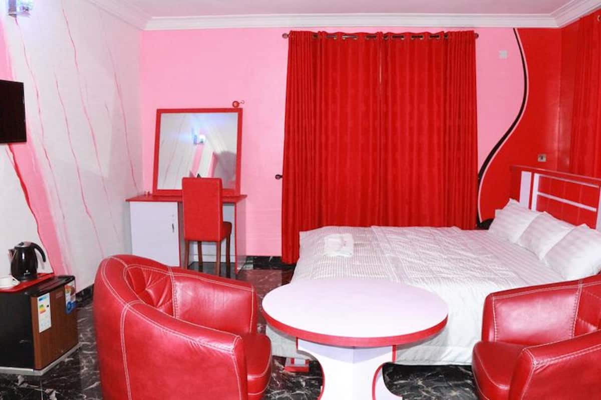 Deluxe kamer | Een kluis op de kamer, een bureau, gratis wifi, beddengoed